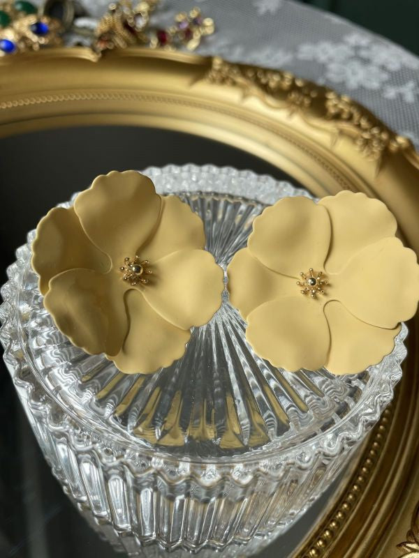 Vintage style yellow flower stud earring
